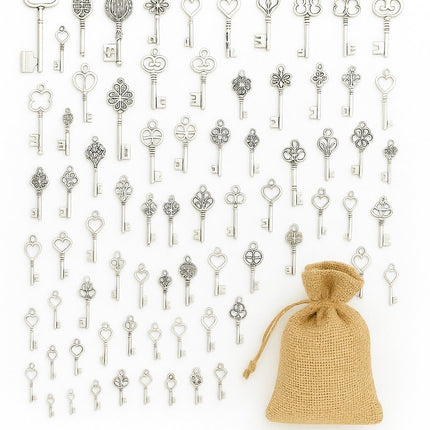 Een verzameling zilverkleurige vintage sleutels met een jute zakje.