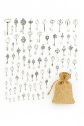 Een verzameling zilverkleurige vintage sleutels met een jute zakje.