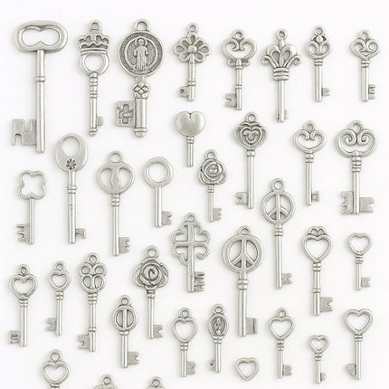 Details van zilverkleurige vintage sleutels met decoratieve vormen.